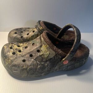 Crocs men’s 8 Women’s 10 Adult Camo Clogs lined (T97)